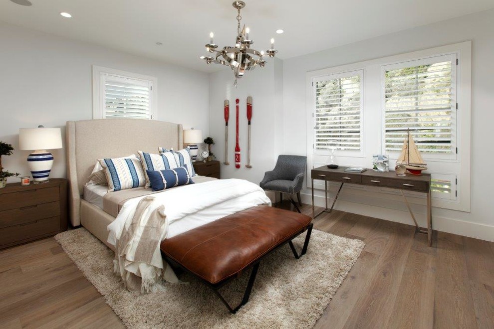Ejemplo de habitación de invitados marinera de tamaño medio con paredes grises, suelo de madera oscura y suelo marrón