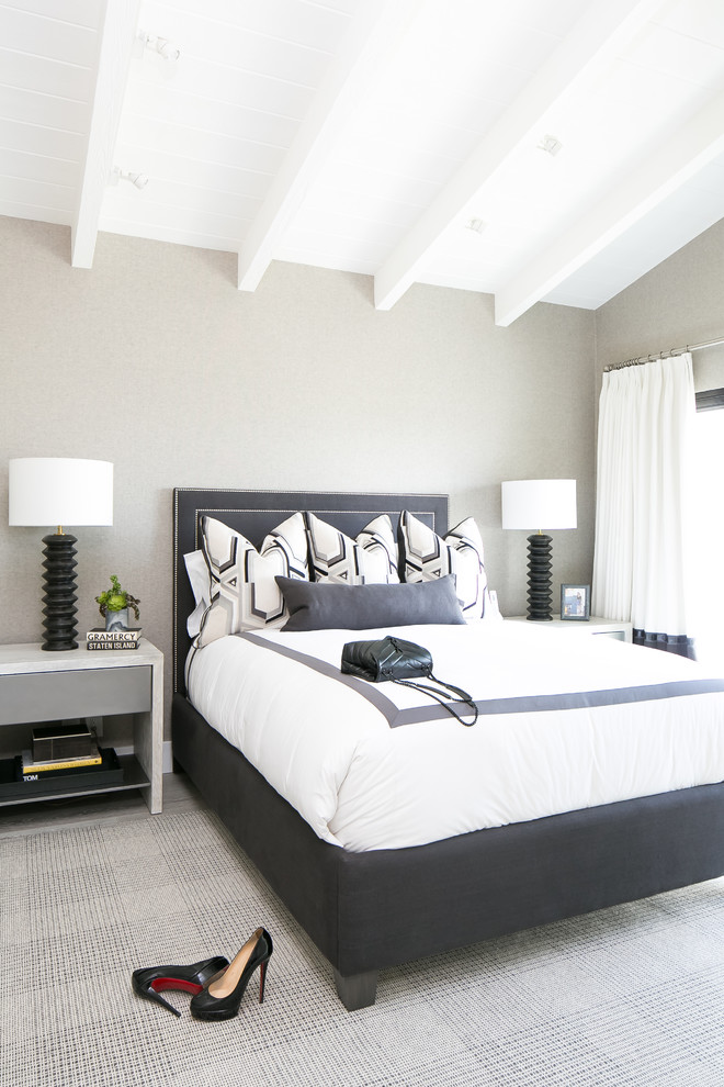 Imagen de dormitorio contemporáneo con paredes grises y suelo gris