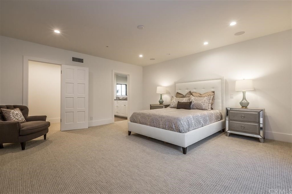 Großes Maritimes Hauptschlafzimmer mit weißer Wandfarbe in Orange County