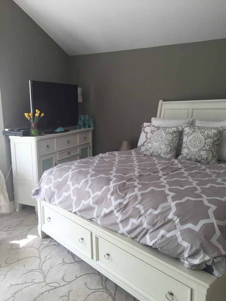 Modernes Hauptschlafzimmer mit grauer Wandfarbe und Teppichboden in Orange County