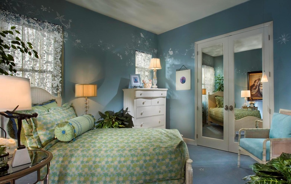 Источник вдохновения для домашнего уюта: спальня среднего размера в классическом стиле с синими стенами и ковровым покрытием без камина