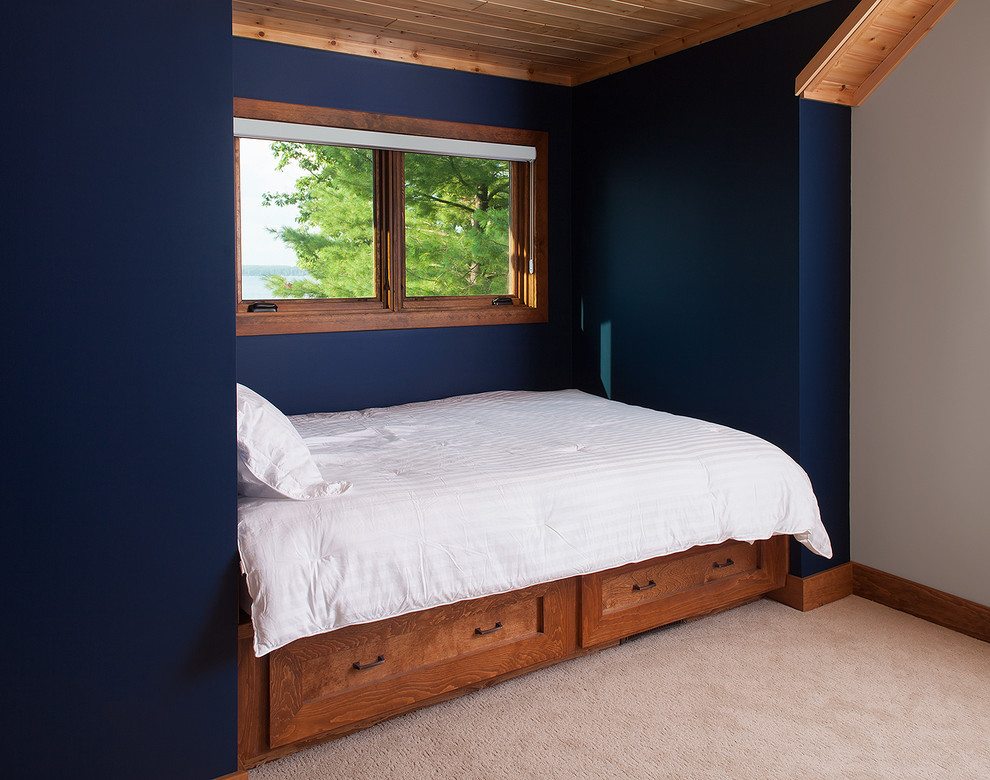 Идея дизайна: большая спальня в стиле рустика с синими стенами и ковровым покрытием
