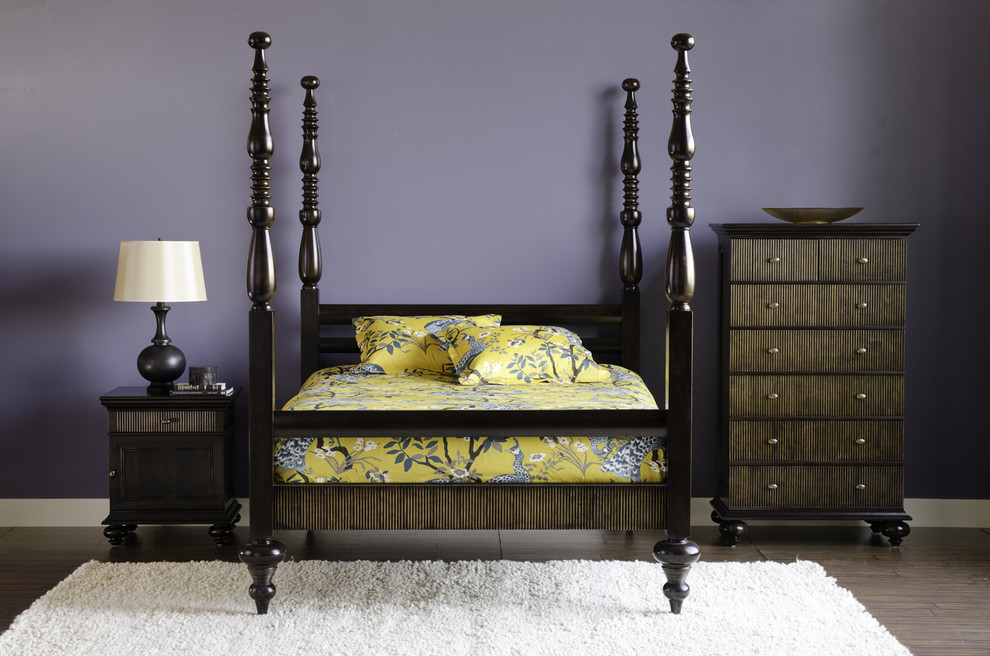 Foto på ett eklektiskt sovrum, med lila väggar och mörkt trägolv