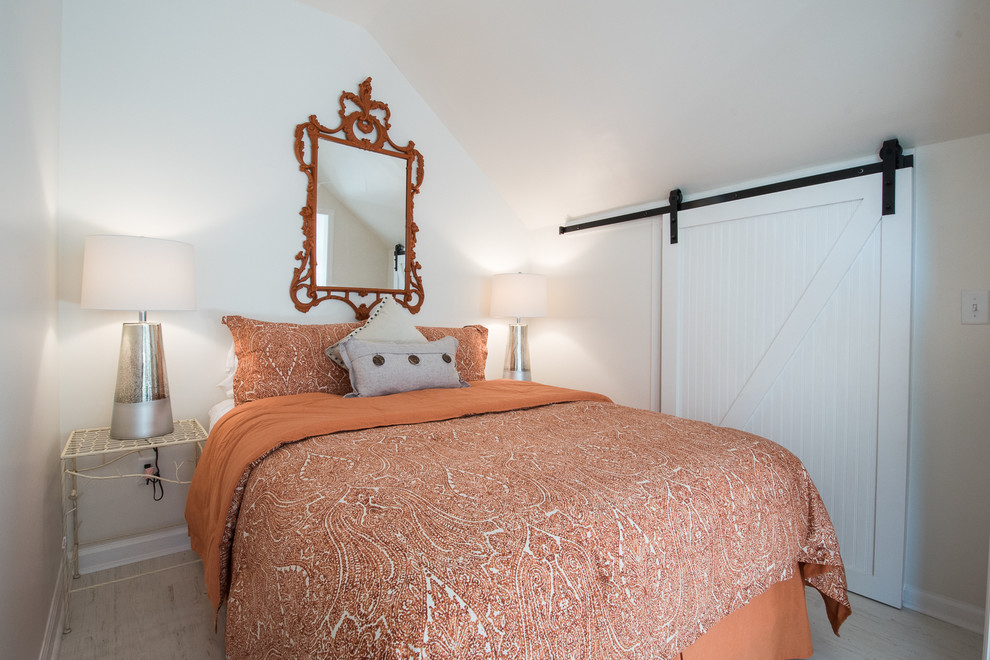Kleines Klassisches Gästezimmer ohne Kamin mit weißer Wandfarbe und Porzellan-Bodenfliesen in Charleston