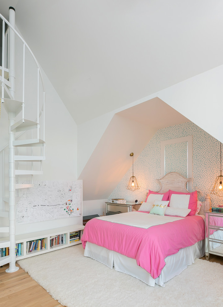 チャールストンにあるトランジショナルスタイルのおしゃれな寝室 (白い壁、淡色無垢フローリング、ベージュの床、アクセントウォール)