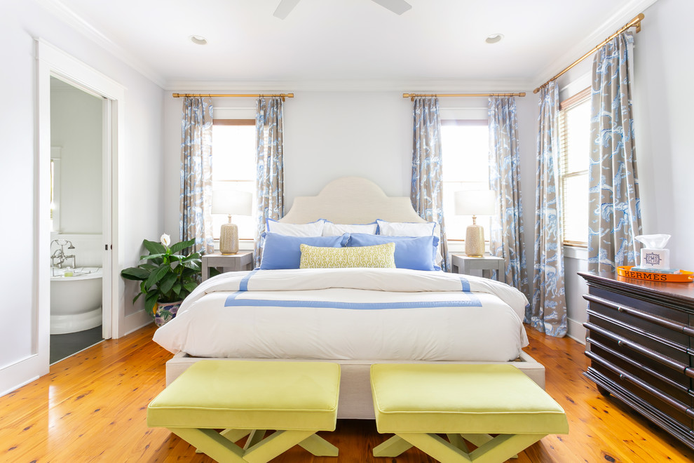 Пример оригинального дизайна: хозяйская спальня среднего размера в современном стиле с серыми стенами, паркетным полом среднего тона и коричневым полом