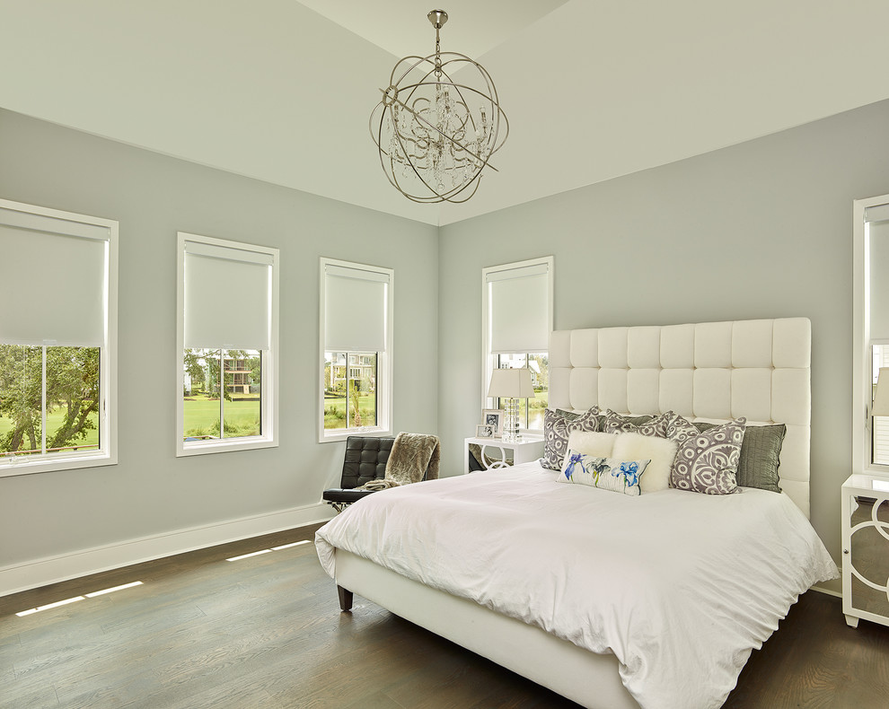 Geräumiges Modernes Hauptschlafzimmer mit grauer Wandfarbe und dunklem Holzboden in Charleston