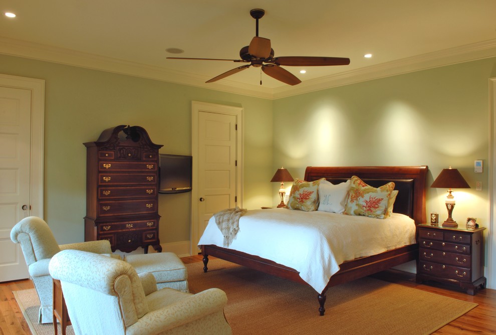 Mittelgroßes Maritimes Gästezimmer ohne Kamin mit grüner Wandfarbe, hellem Holzboden und braunem Boden in Charleston