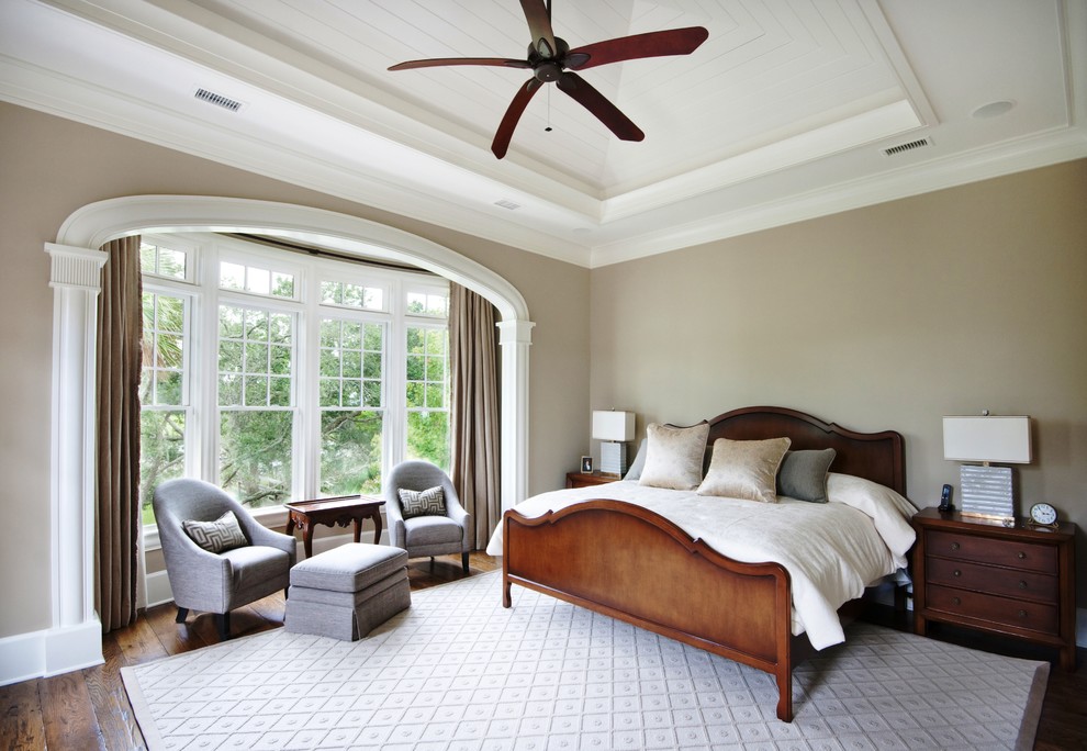 На фото: спальня в классическом стиле с бежевыми стенами