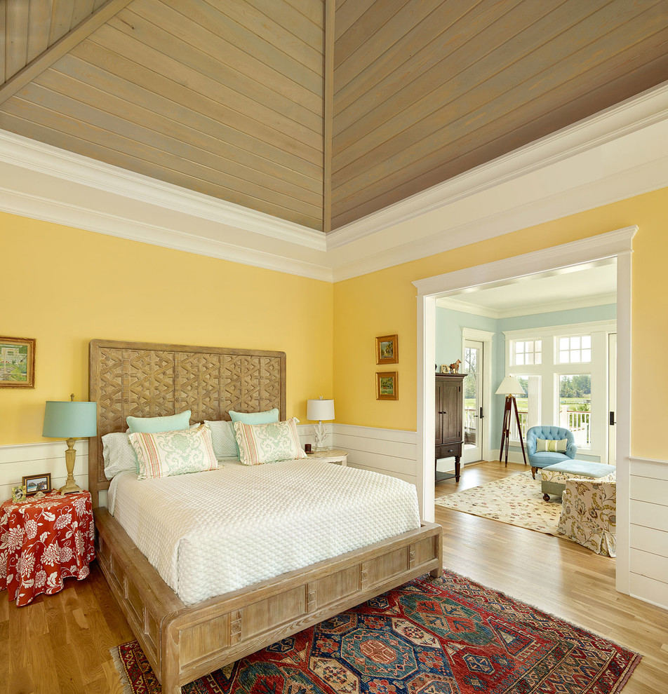 チャールストンにある広いビーチスタイルのおしゃれな主寝室 (淡色無垢フローリング、黄色い壁) のレイアウト
