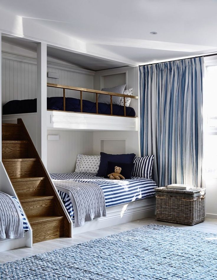 Cette image montre une petite chambre parentale minimaliste avec un mur blanc et un sol bleu.