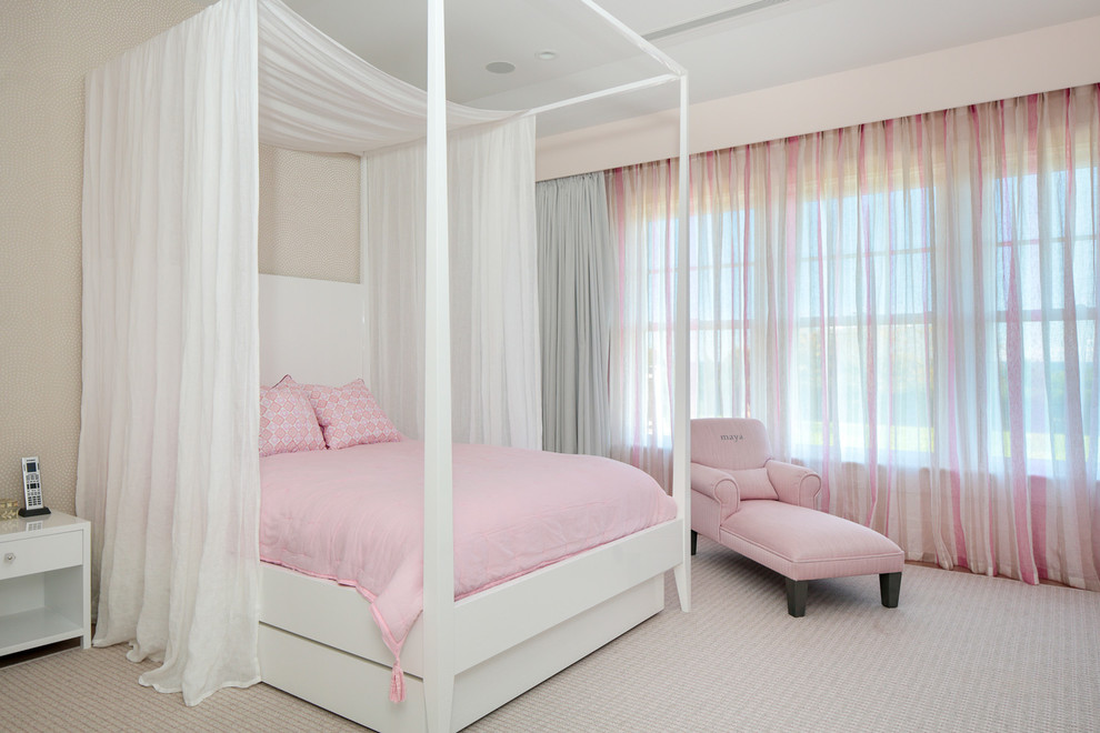 Idee per una camera da letto minimal di medie dimensioni con pareti multicolore e moquette