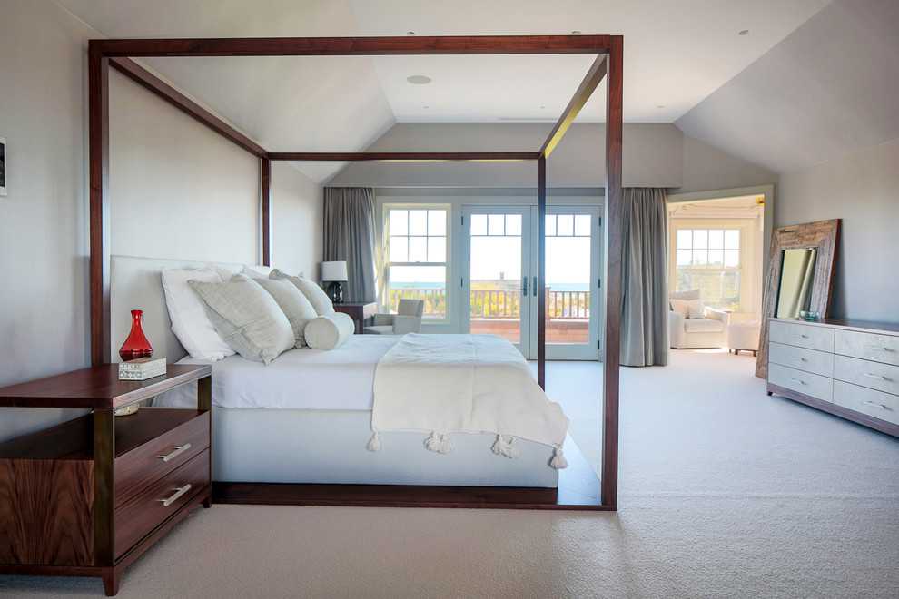 Foto di una camera da letto minimal di medie dimensioni con pareti multicolore e moquette