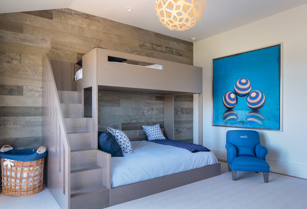 Mittelgroßes Modernes Schlafzimmer im Loft-Style mit bunten Wänden und Teppichboden in New York