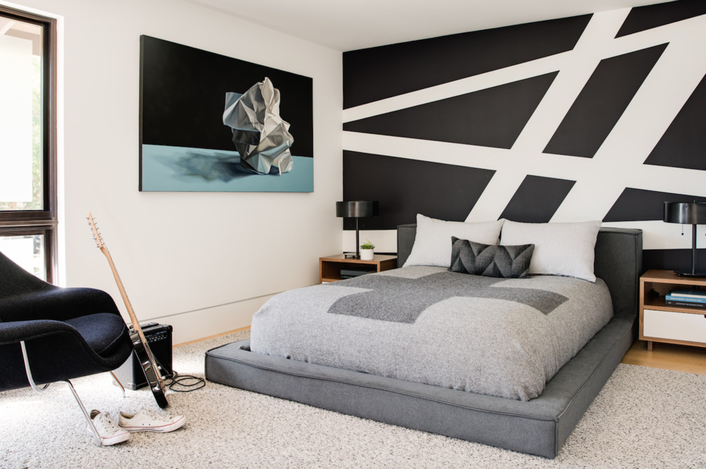 サンフランシスコにある中くらいなコンテンポラリースタイルのおしゃれな主寝室 (白い壁、淡色無垢フローリング、ベージュの床)