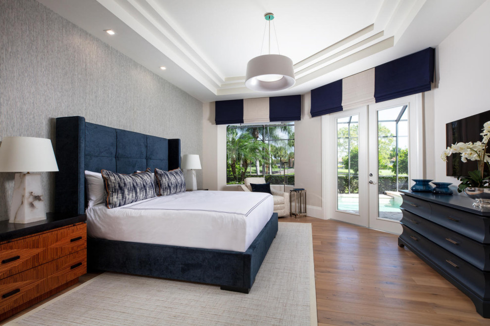 Стильный дизайн: большая хозяйская спальня в морском стиле с серыми стенами, паркетным полом среднего тона, коричневым полом и обоями на стенах - последний тренд