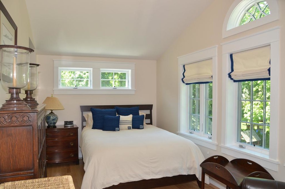 Foto de dormitorio principal clásico de tamaño medio con suelo de madera clara y paredes beige