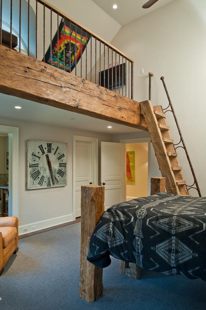 Großes Rustikales Schlafzimmer im Loft-Style, ohne Kamin mit weißer Wandfarbe, dunklem Holzboden und braunem Boden in New York