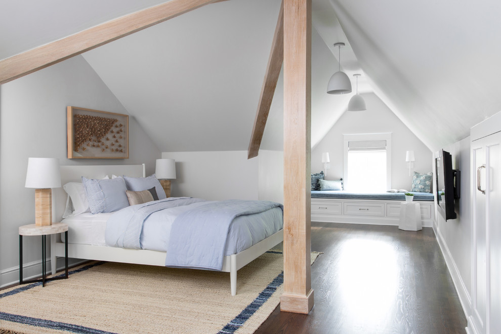 Exempel på ett klassiskt sovrum, med vita väggar, mörkt trägolv och brunt golv