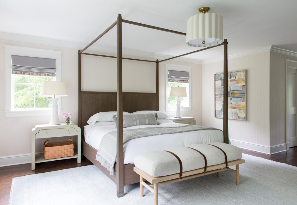 Diseño de dormitorio tradicional renovado con paredes beige, suelo de madera oscura y suelo marrón