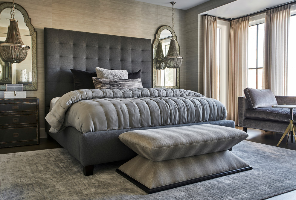 Свежая идея для дизайна: большая хозяйская спальня в стиле неоклассика (современная классика) с бежевыми стенами, темным паркетным полом и коричневым полом без камина - отличное фото интерьера