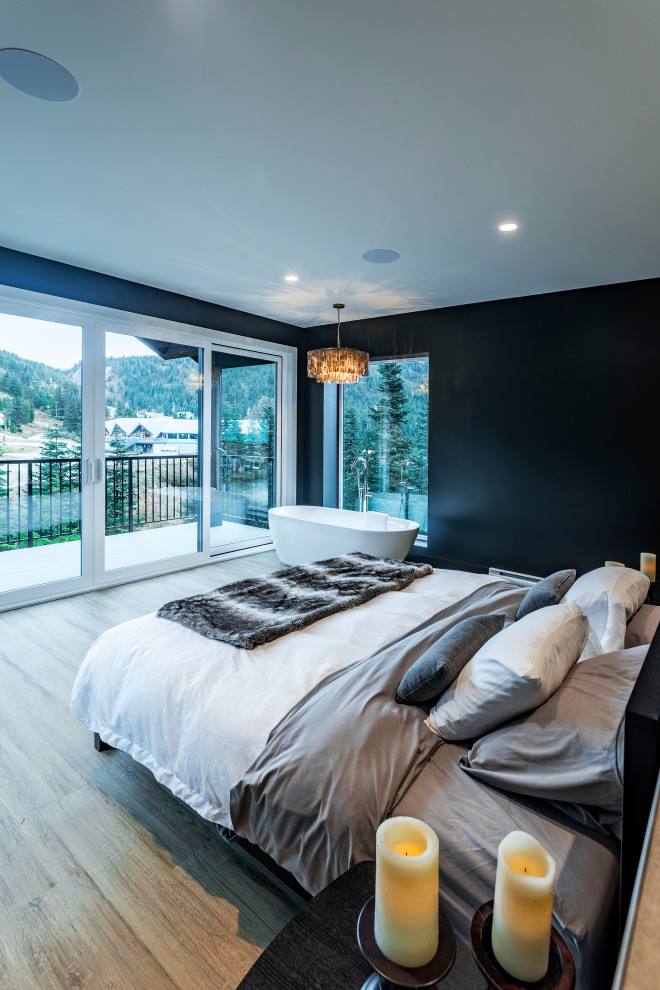 Источник вдохновения для домашнего уюта: большая хозяйская спальня в стиле модернизм с черными стенами, полом из винила и коричневым полом
