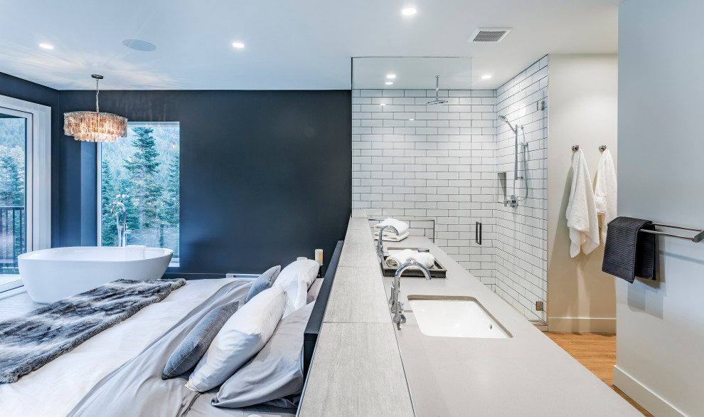 Стильный дизайн: большая хозяйская спальня в стиле модернизм с черными стенами, полом из винила и коричневым полом - последний тренд