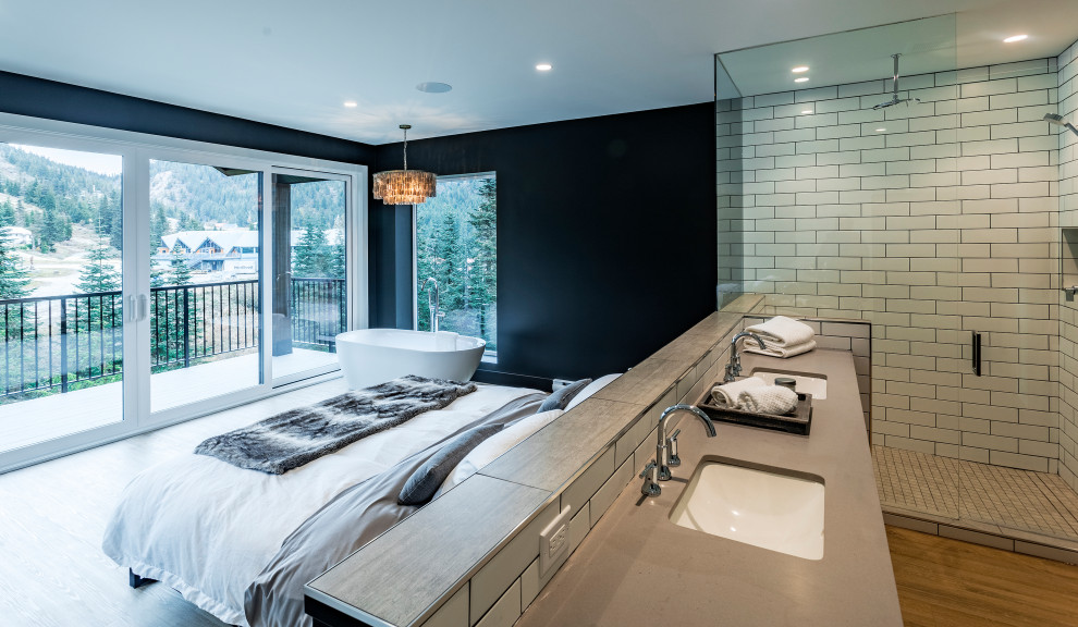 Свежая идея для дизайна: большая хозяйская спальня в стиле модернизм с черными стенами, полом из винила и коричневым полом - отличное фото интерьера