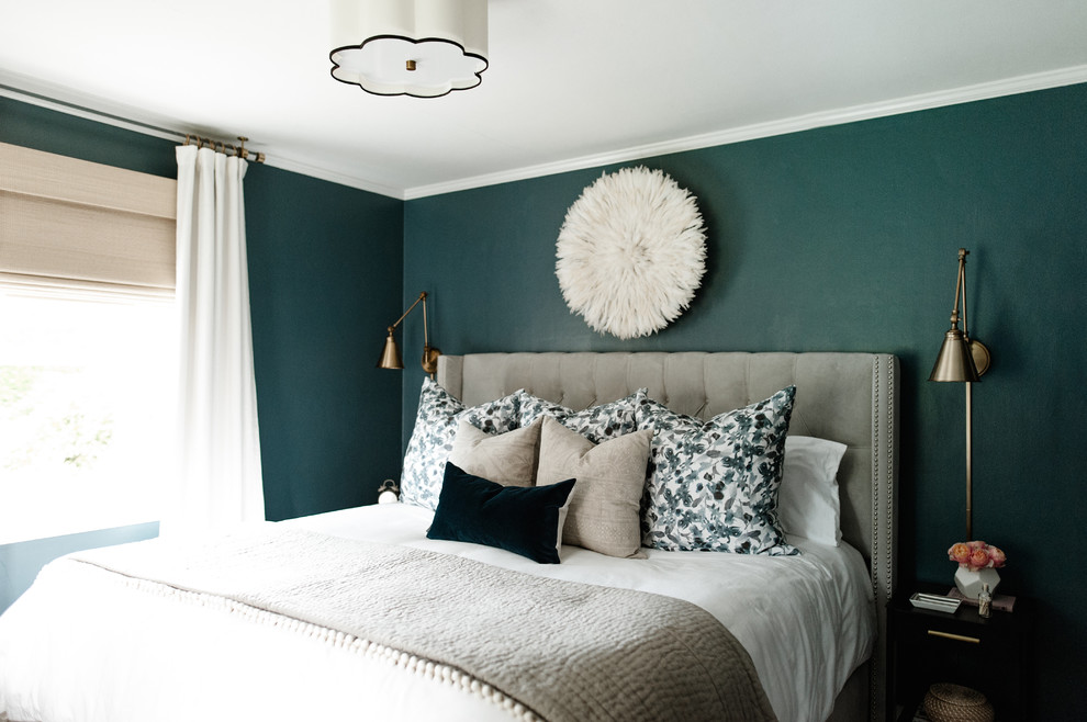 Imagen de dormitorio clásico renovado con paredes verdes