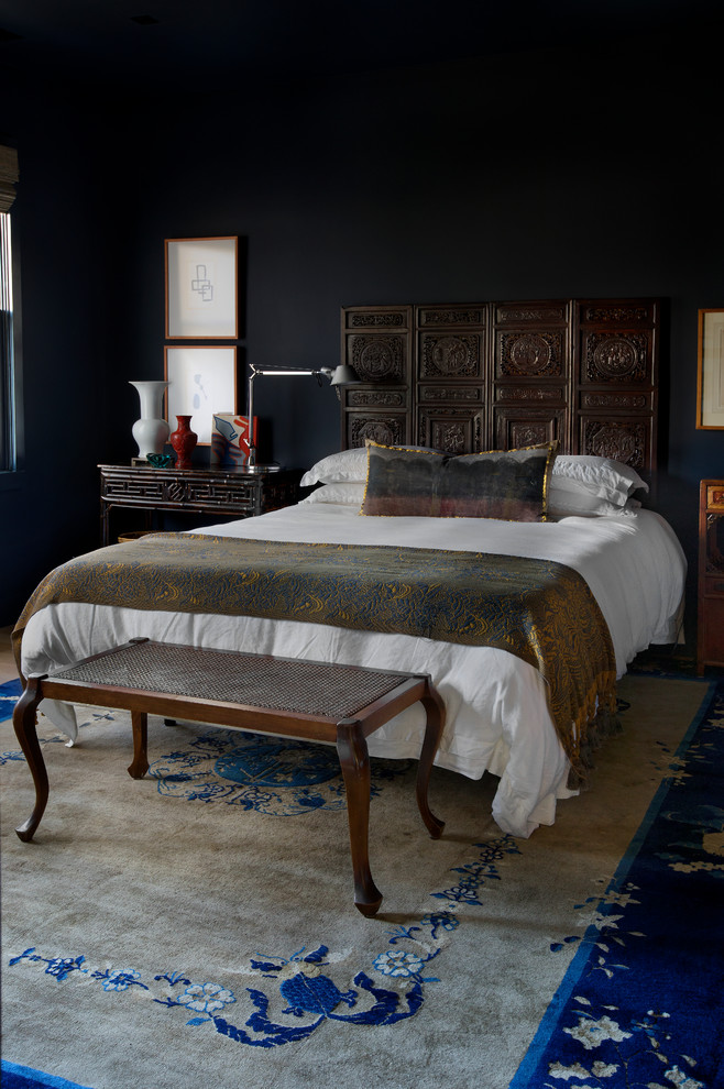На фото: гостевая спальня (комната для гостей) в современном стиле с черными стенами