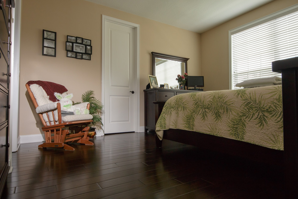 Foto de habitación de invitados tradicional grande con suelo de madera oscura