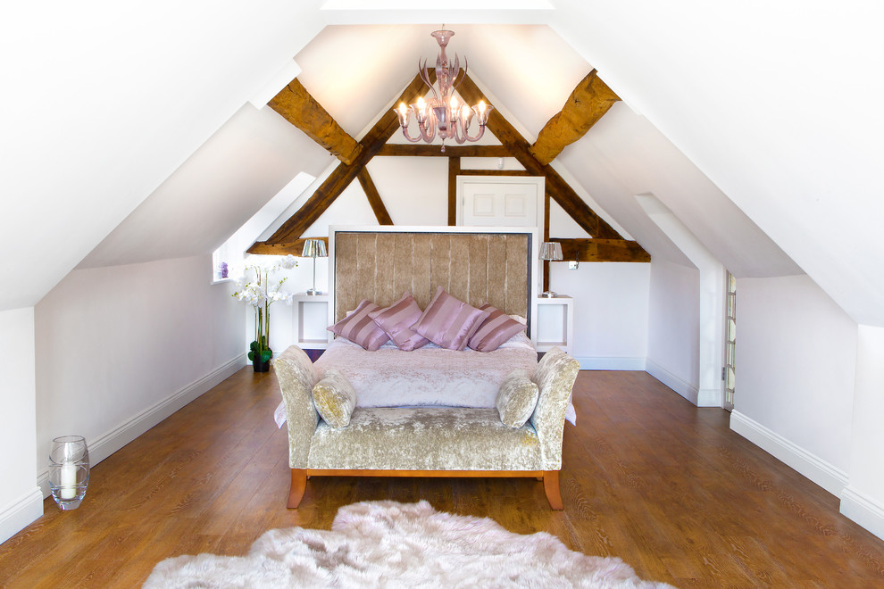 Стильный дизайн: хозяйская спальня среднего размера в стиле неоклассика (современная классика) с белыми стенами и подвесным камином - последний тренд