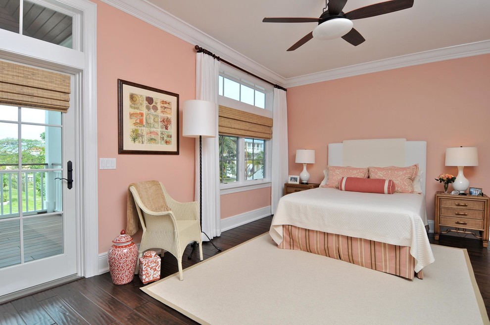Aménagement d'une chambre d'amis éclectique de taille moyenne avec un mur rose et un sol en carrelage de porcelaine.