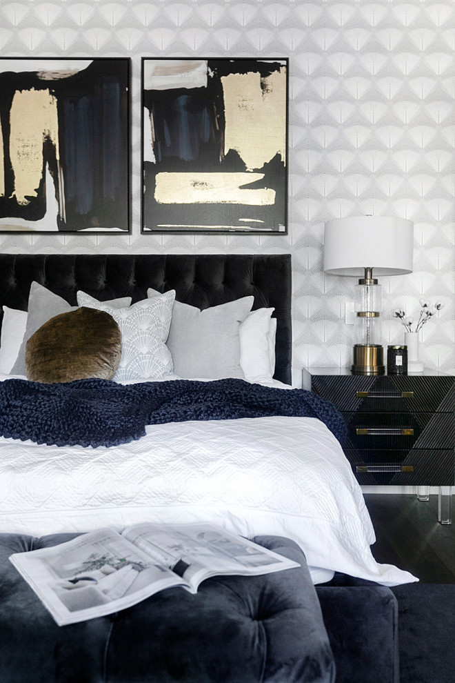 Идея дизайна: большая хозяйская спальня в современном стиле с серыми стенами, черным полом и обоями на стенах