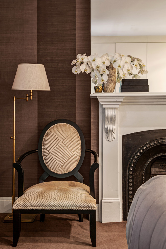 シドニーにある中くらいなヴィクトリアン調のおしゃれな客用寝室 (茶色い壁、カーペット敷き、漆喰の暖炉まわり、標準型暖炉) のレイアウト