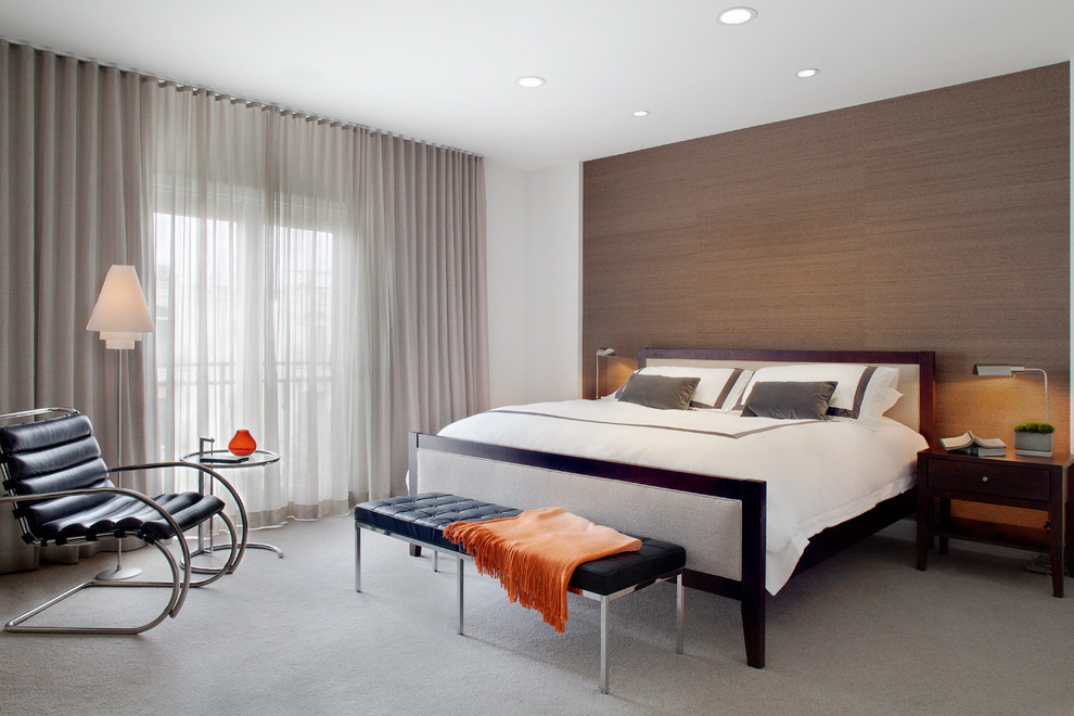 Modernes Schlafzimmer mit brauner Wandfarbe, Teppichboden und grauem Boden in Los Angeles