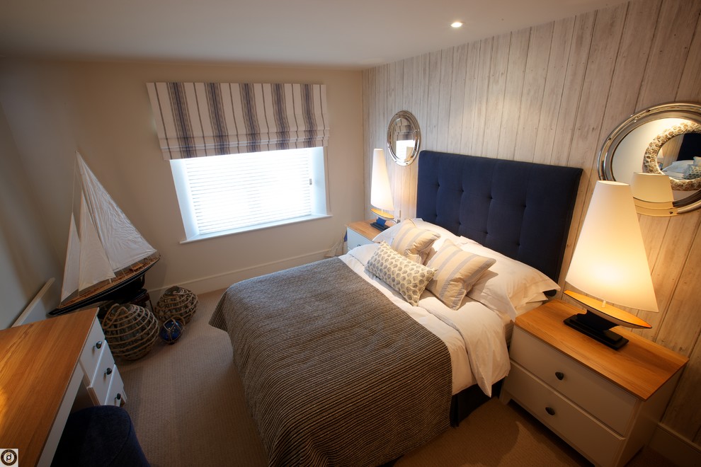 Imagen de habitación de invitados costera pequeña con paredes grises, moqueta y suelo beige