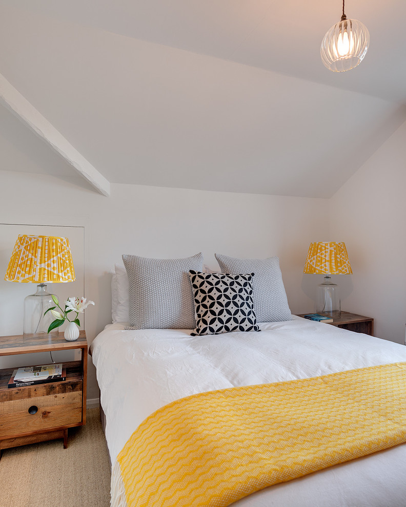 Idée de décoration pour une chambre d'amis grise et jaune marine avec un mur blanc, parquet clair et aucune cheminée.