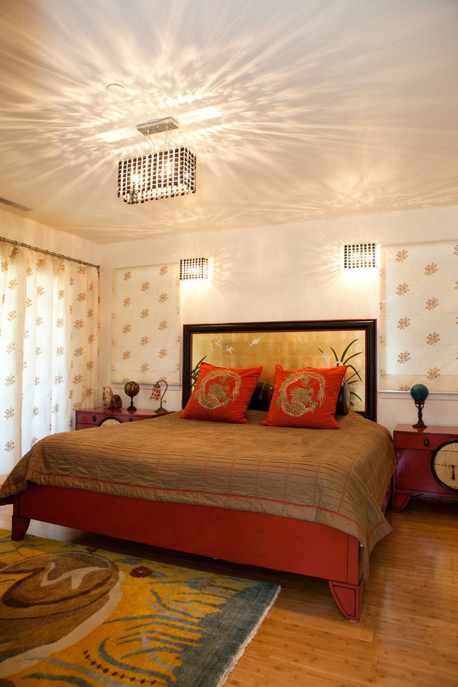 Foto på ett orientaliskt sovrum, med beige väggar och mellanmörkt trägolv