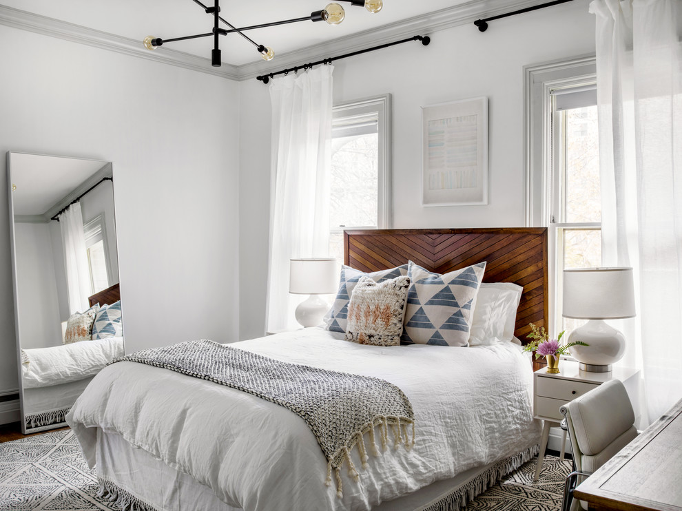 Идея дизайна: хозяйская спальня среднего размера в стиле неоклассика (современная классика) с белыми стенами, паркетным полом среднего тона, коричневым полом и тюлем без камина