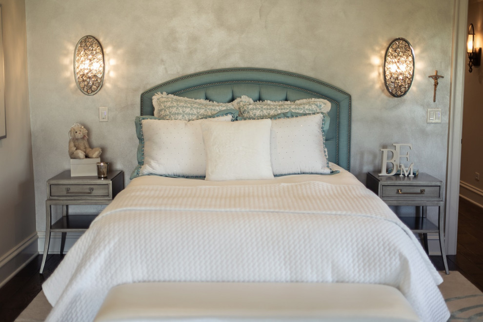 Imagen de dormitorio principal clásico renovado grande con paredes beige, suelo de madera en tonos medios y suelo marrón