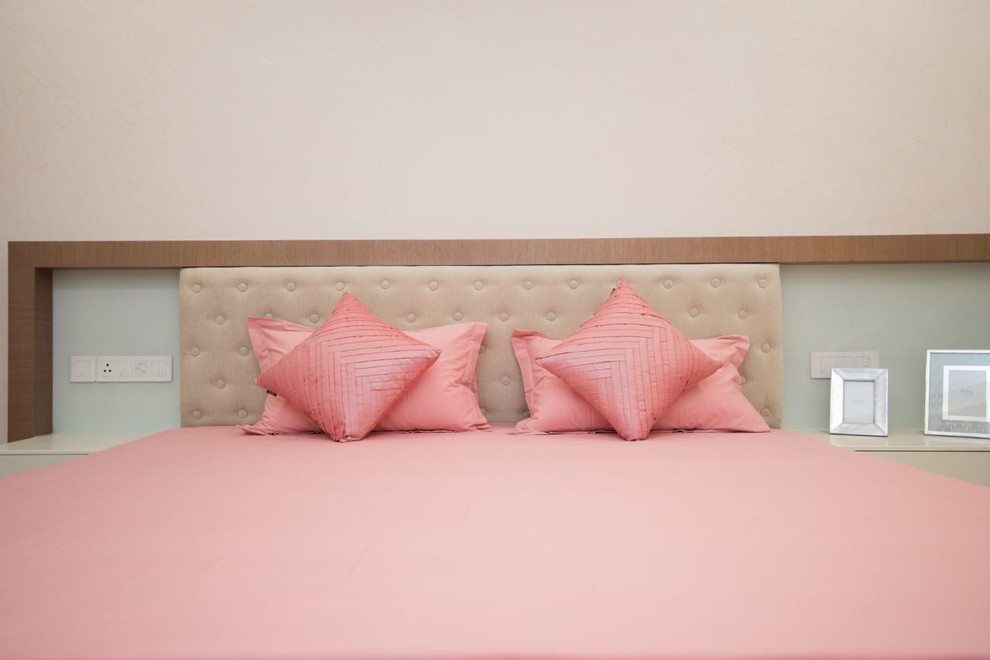 На фото: хозяйская спальня среднего размера в современном стиле с белыми стенами, полом из керамической плитки и бежевым полом без камина