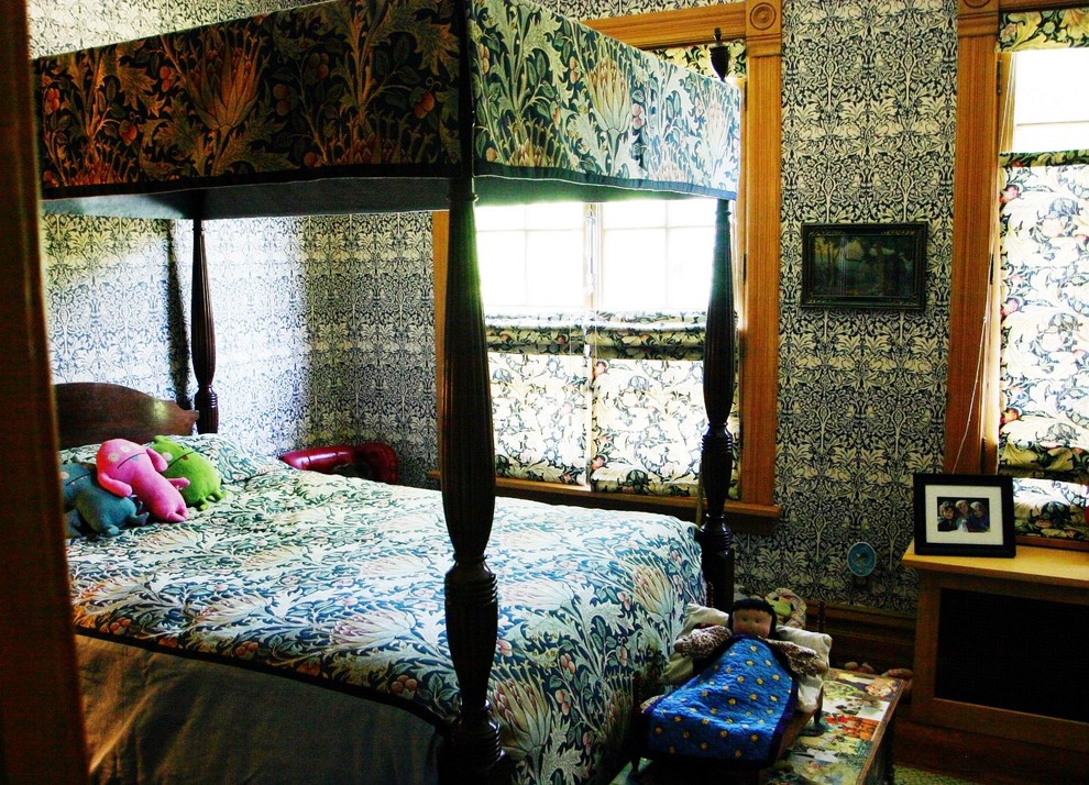 Example of a classic bedroom design in Chicago