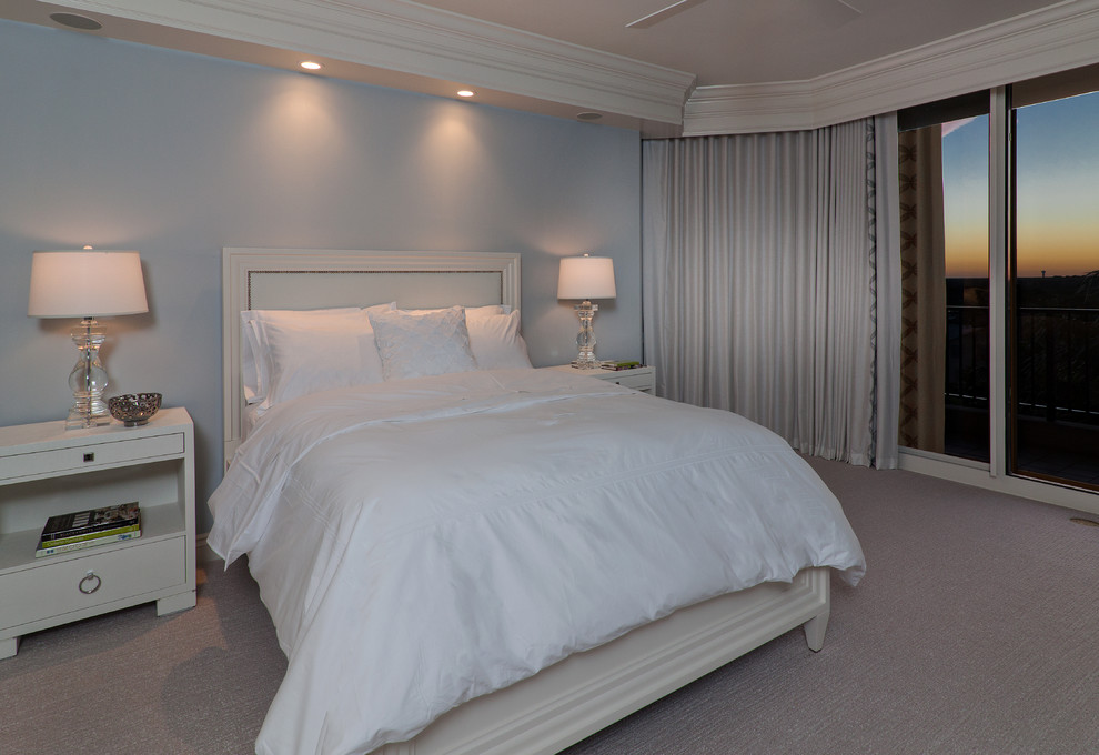 Exemple d'une grande chambre tendance avec un mur bleu, aucune cheminée et un sol beige.