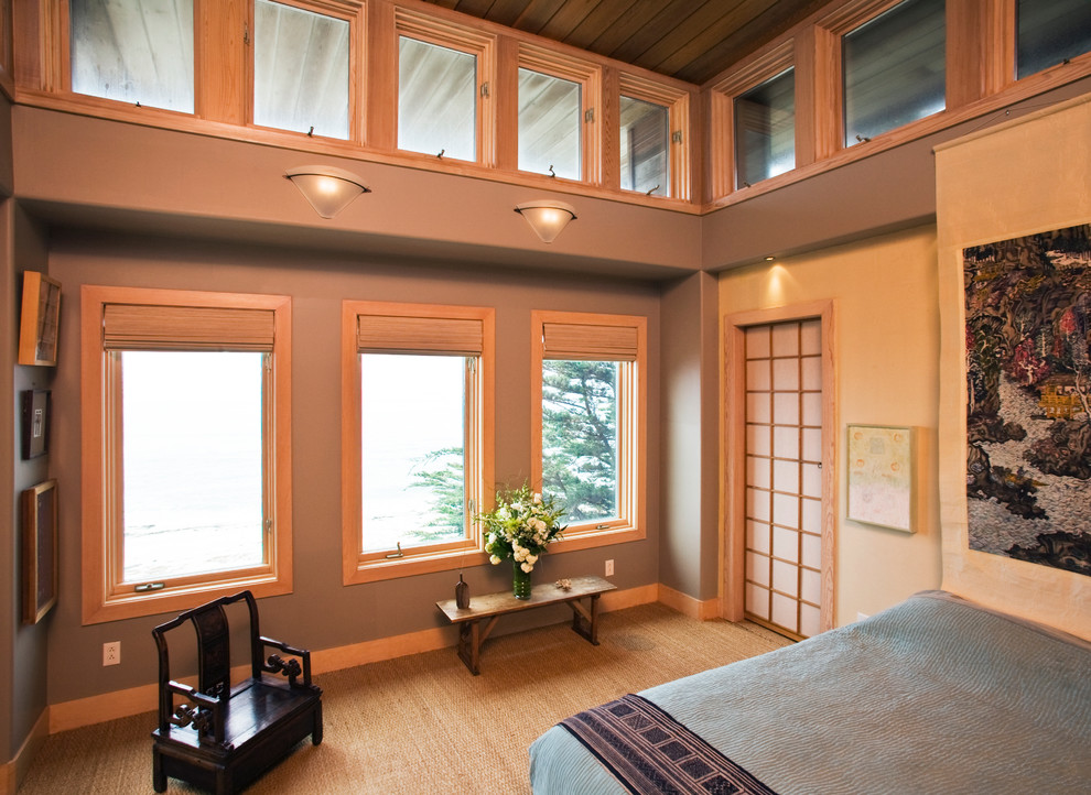 Источник вдохновения для домашнего уюта: большая хозяйская спальня в восточном стиле с ковровым покрытием и серыми стенами