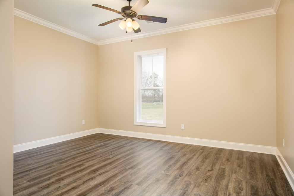Cette photo montre une chambre d'amis nature de taille moyenne avec un mur beige, un sol en vinyl, aucune cheminée et un sol marron.