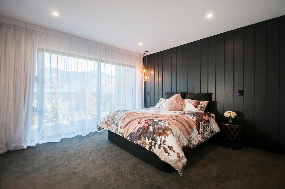 Modelo de dormitorio principal moderno de tamaño medio con paredes negras, moqueta y suelo gris