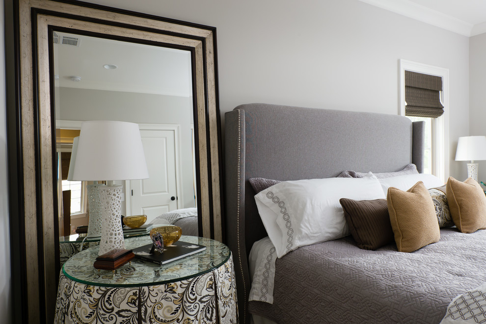 На фото: большая гостевая спальня (комната для гостей) в стиле неоклассика (современная классика) с бежевыми стенами и ковровым покрытием без камина