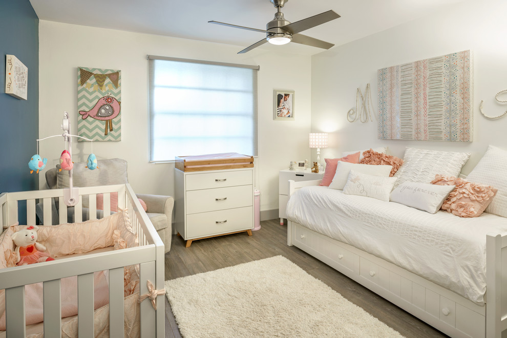 Ejemplo de dormitorio minimalista de tamaño medio con paredes blancas y suelo de madera en tonos medios
