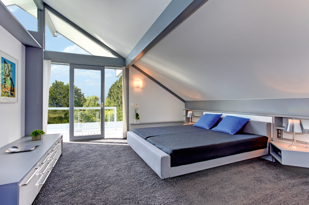 Идея дизайна: огромная хозяйская спальня на мансарде в современном стиле с белыми стенами и ковровым покрытием без камина